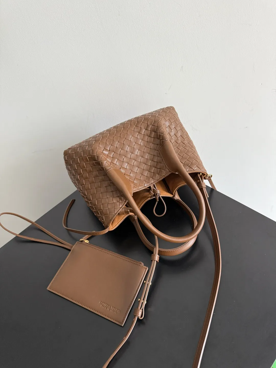 Batch 1660 BOTTEGA VENETA 2025 new product pinacoteca has super soft leather, and the weaving function, practicality and relaxed fashion sense have not fallen behind❤️‍🔥Amway has given sisters a must-have bag when going out. The size of the bag also accurately meets the commuting needs of urban beauties. It can accommodate mobile phones, keys, lipstick, powder, sunscreen, shopping bags...all of it! ! ! 🔥The capacity should not be underestimated~ It does not choose people, clothes, or occasions. With its majestic curved outline, exquisite woven texture, delicate edges and rounded handles, this woven vegetable basket bag truly achieves the goal of "dressing up and being fashionable without getting in the way"~ Are you interested in Jimei? Style number: 819004 Size: 24*15*12cm